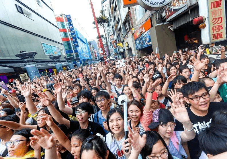 不止老一辈人，新一代的台湾年轻人，对于神佛的信仰也到了痴狂的地步。图片来源于网络据岛内一项针对大学生