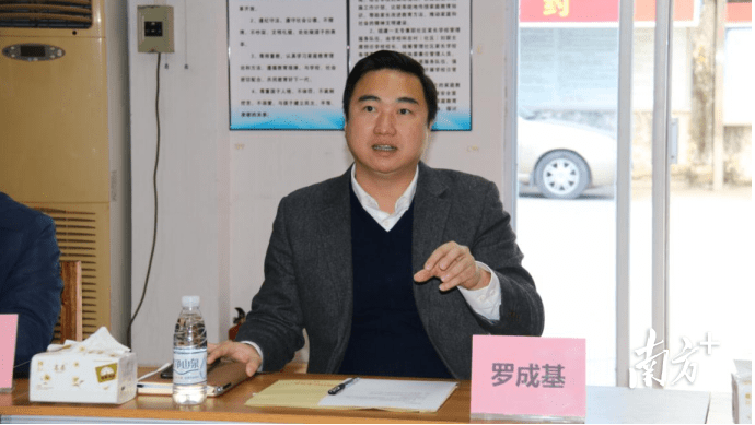 黄泥塘村支部书记李炳林详细介绍了该村的基本情况,以及该村乡村振兴