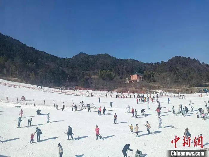 高山滑雪迎冬奥！岳西大别山滑雪乐园举办冰雪文化旅游节