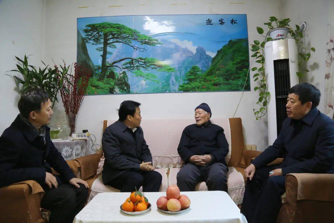 市人大常委会主任倪建胜走访看望了李景江,韩元祥,王明义等离退休老