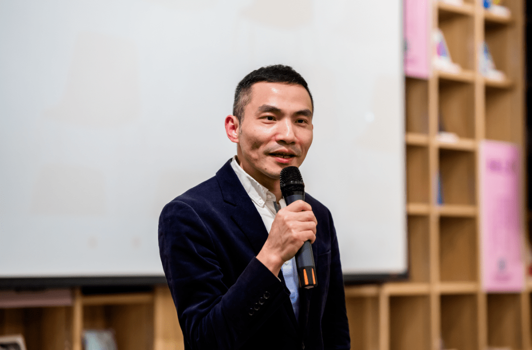 沙龙分为前后两部分,前半部分有两个活动,一是十点书店俞正辉总经理