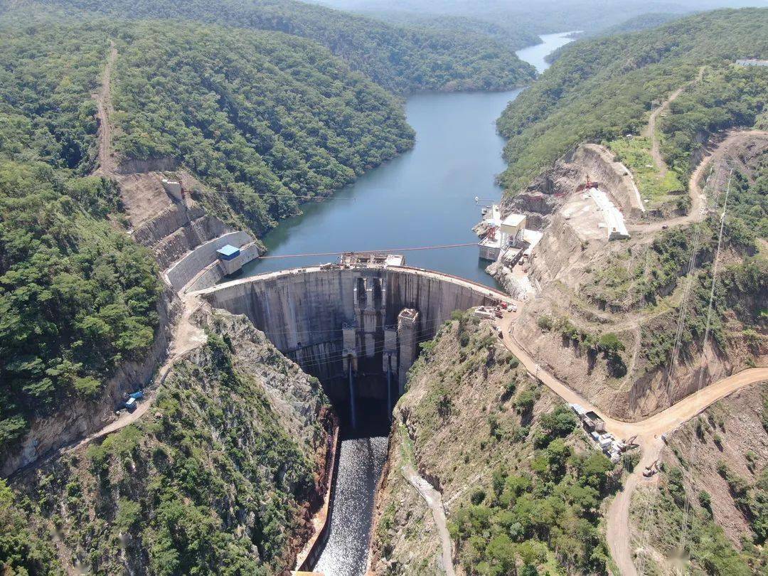 日前,公司承建的刚果(金)布桑加水电站左右岸坝顶铺装混凝土浇筑