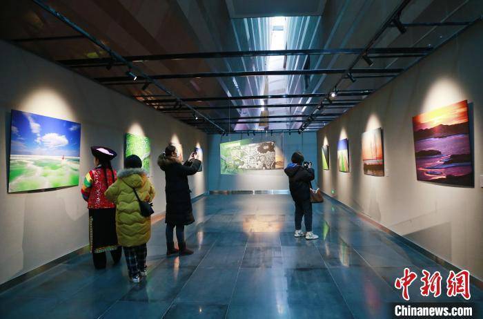“摄影家与青海——聚焦国际生态旅游目的地”摄影图片展西宁开展