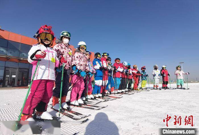 滑雪|兰州小学生雪场竞技 “玩乐”中学技能强体魄炼毅力