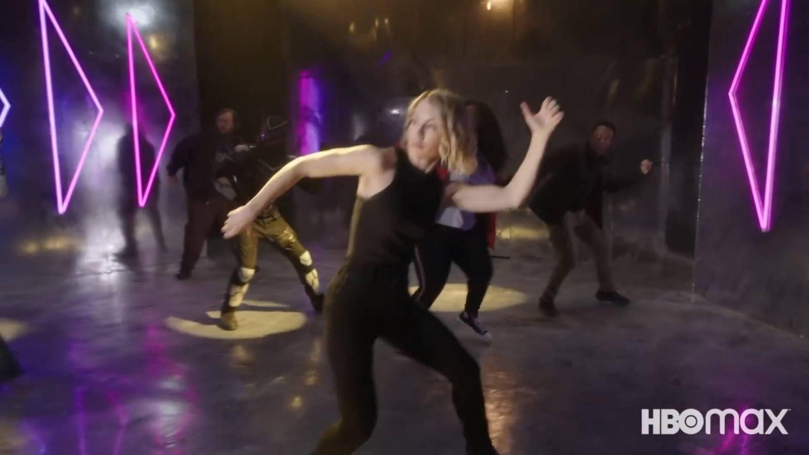 Wanna|《和平使者》魔性片头来了 赵喜娜携全卡司搞怪跳舞