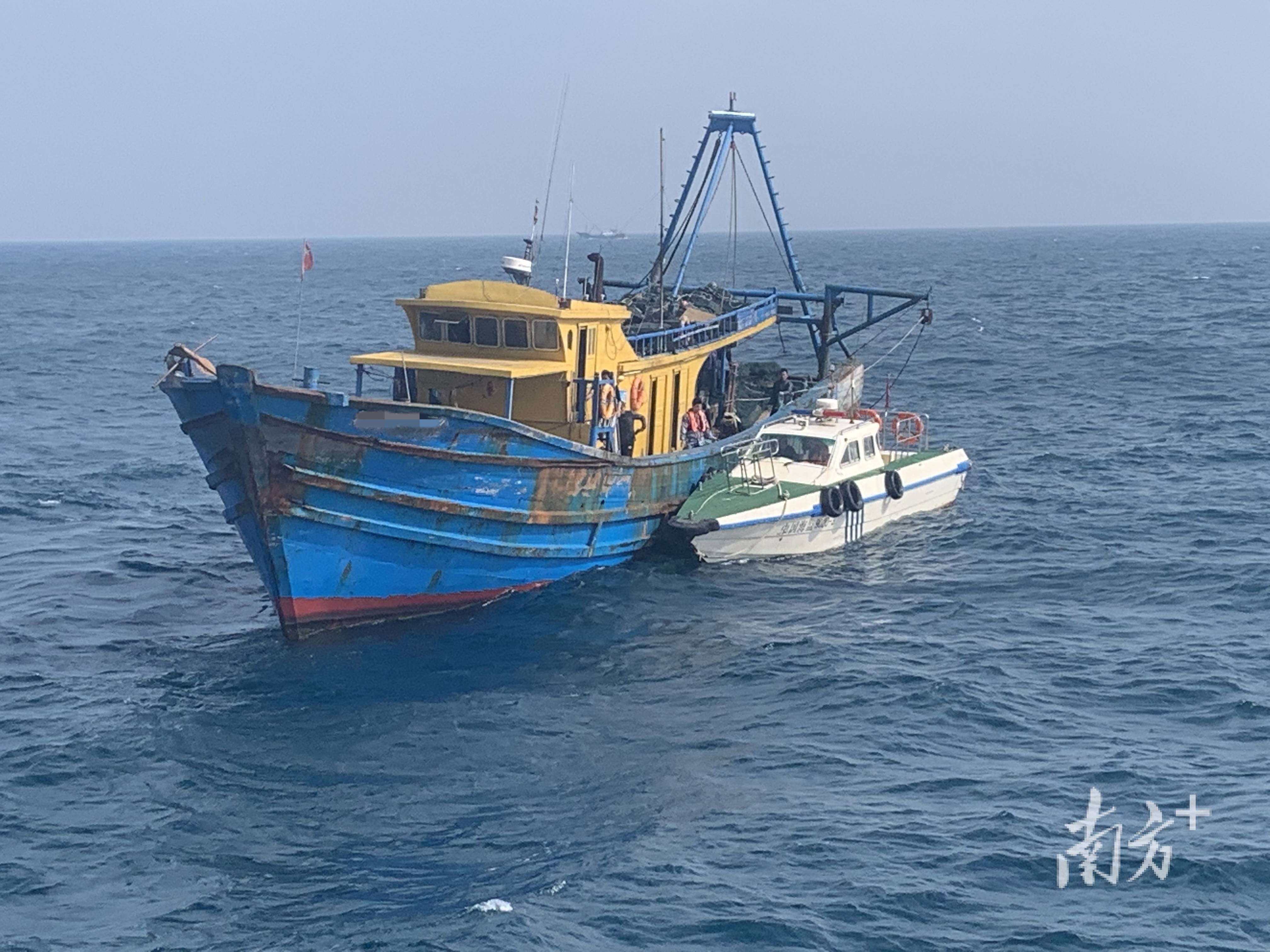 雷霆出击!广东海洋综合执法队伍在粤东海域查获14艘涉嫌违法违规渔船