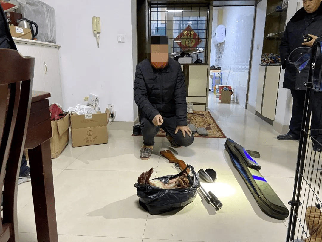抓刑事拘留镇江某地3人4把枪竟非法捕猎54只