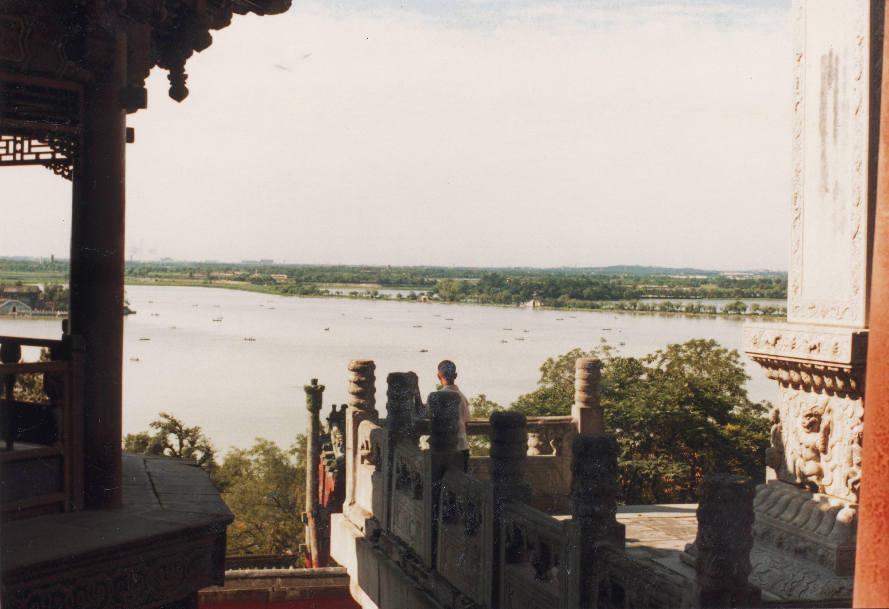 8,1980年的北京,由外国摄影人cameron beatty拍摄,在颐和园万寿山上