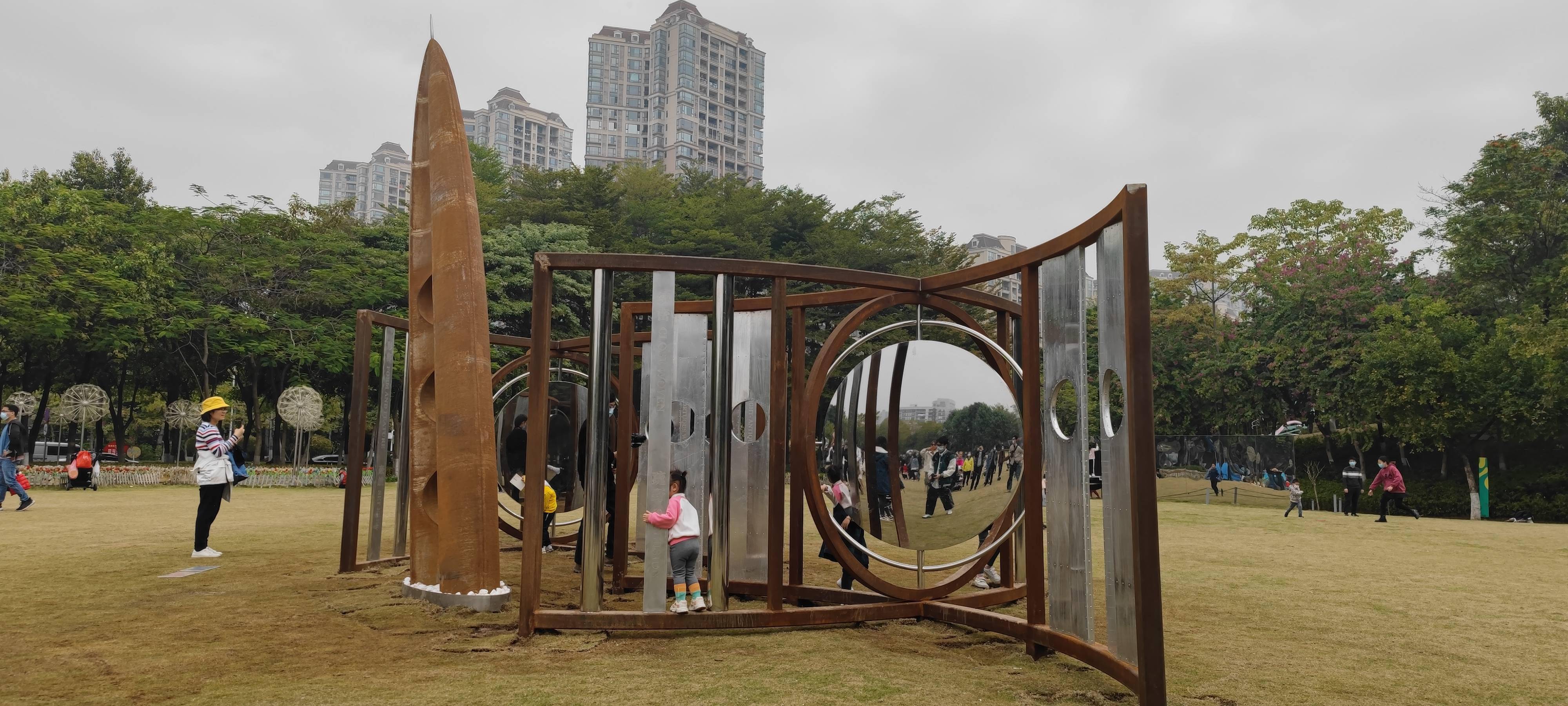 快来千灯湖玩40米的“跷跷板”！第二届南海公共艺术展开幕啦！