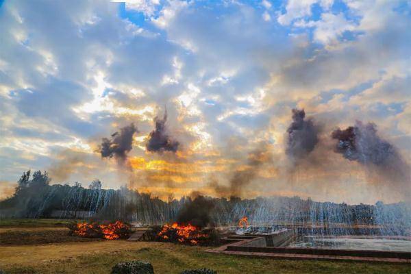 尘土飞扬机步兵与装甲车协同攻击……刺杀操,格斗术,战场搜索战意高昂
