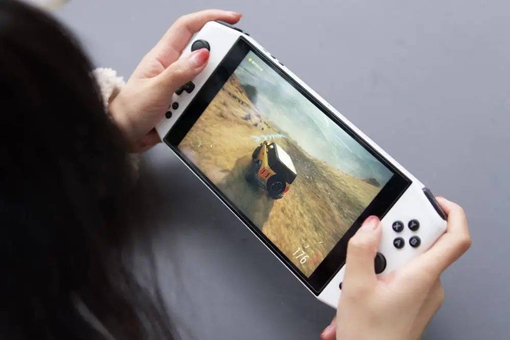 能把 3A 大作捧在手上玩的 PC 掌机，值得入手吗？