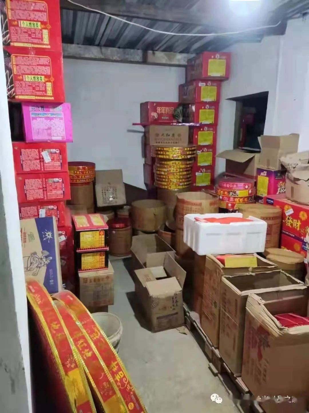 储存,销售烟花爆竹案现场收缴大烟花130箱,小烟花28箱超大爆竹30盘,大