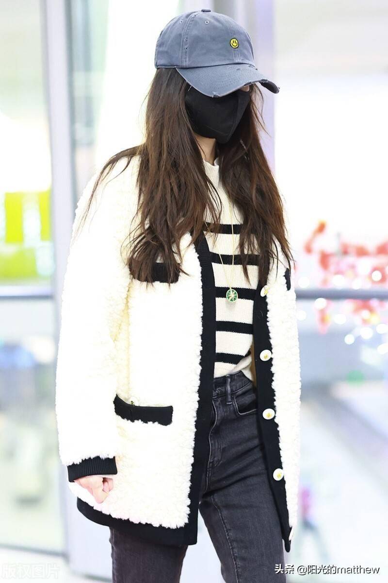 angelababy现身机场戴奉球帽口罩遮面外型青春靓丽