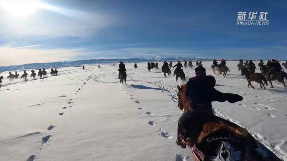 冰灯|新华全媒+｜冰湖捕鱼，雪地叼羊，冰灯雪雕……这里竟把冰雪玩出这么多花样