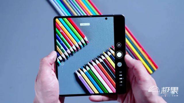 荣耀入局折叠屏，旗舰配置、体验升级，重度上手告诉你啥叫“一部到位”（附视频）