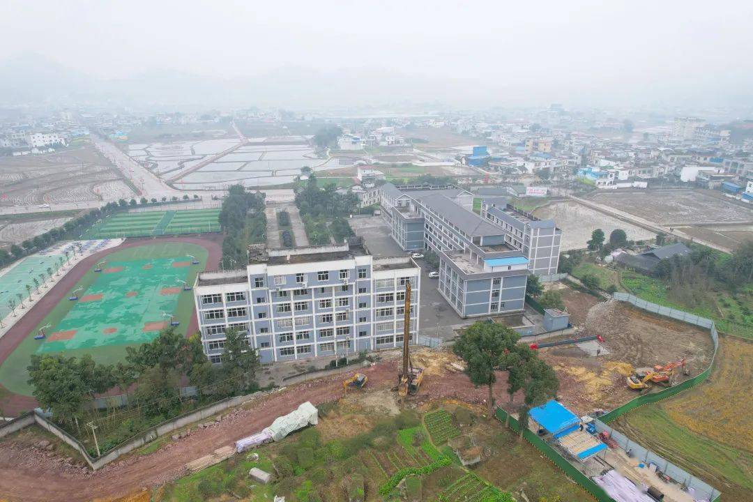 宜宾兴文项目部共乐小学扩建项目教学楼开始桩基施工作业