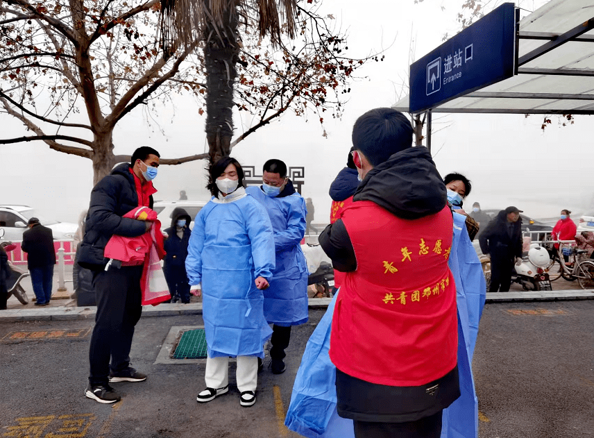检验双码的大学生志愿者郭春阳说,正确引导市民进出站,做好个人防护