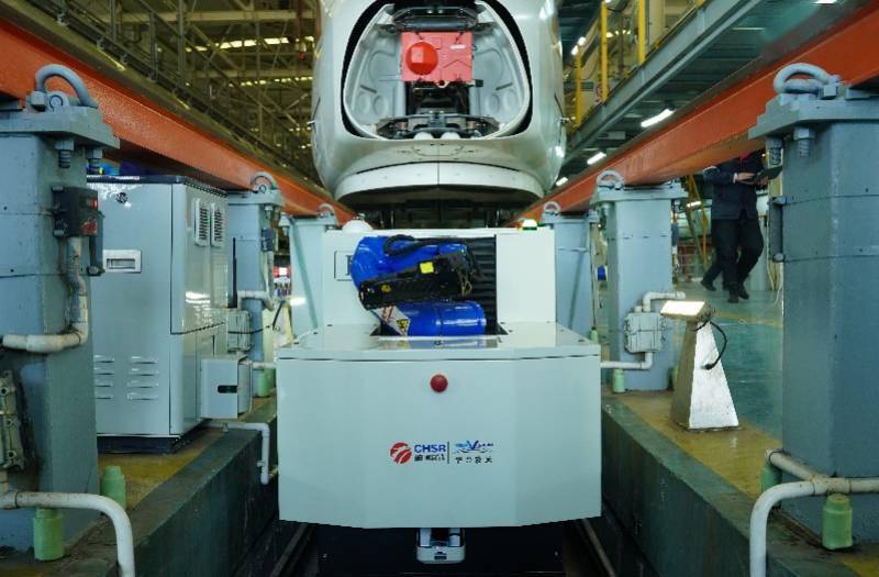 图集：机器人“医生”春运上岗，为高铁动车“体检”