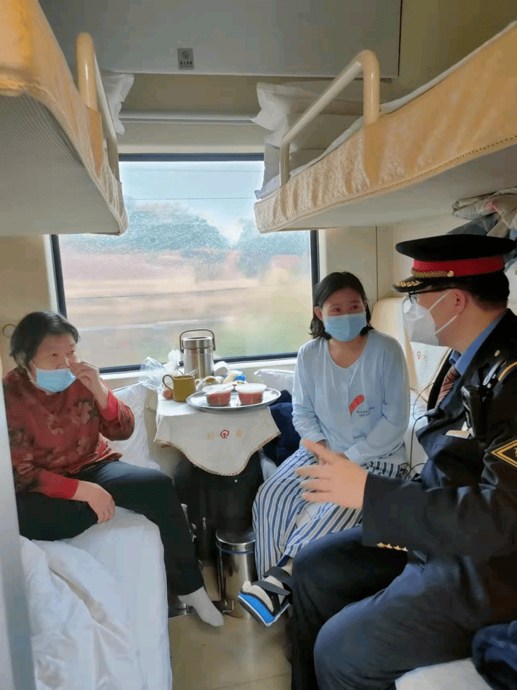 1月15日,由深圳一组担当的z146次列车郑州站内迎来了两位特殊旅客.