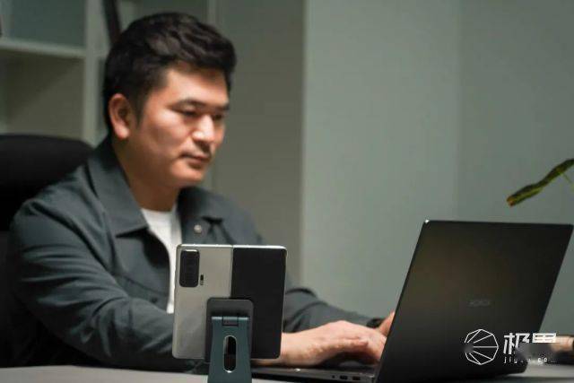 荣耀入局折叠屏，旗舰配置、体验升级，重度上手告诉你啥叫“一部到位”（附视频）