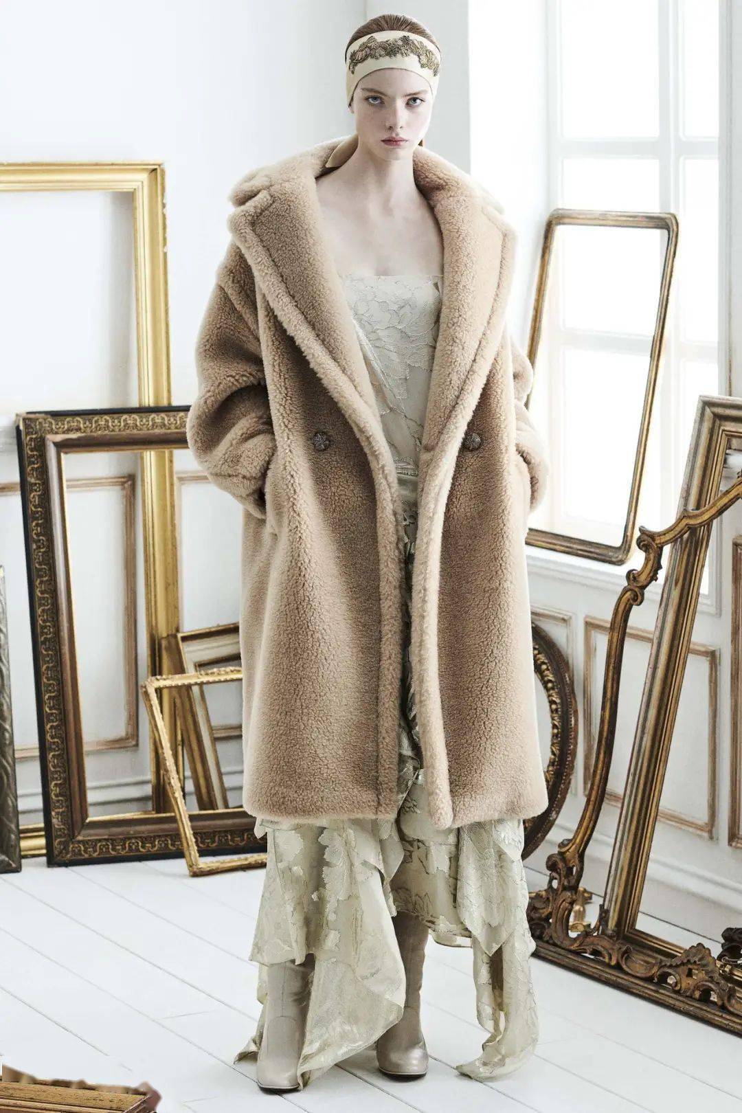 MaxMara 都2022了，大衣还是这样穿显高级！