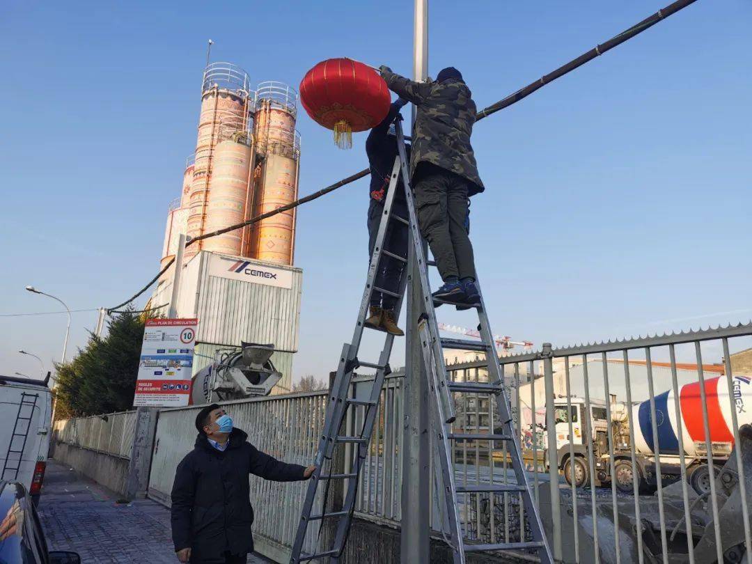 将一盏盏大红灯笼挂到沿街的路灯杆上