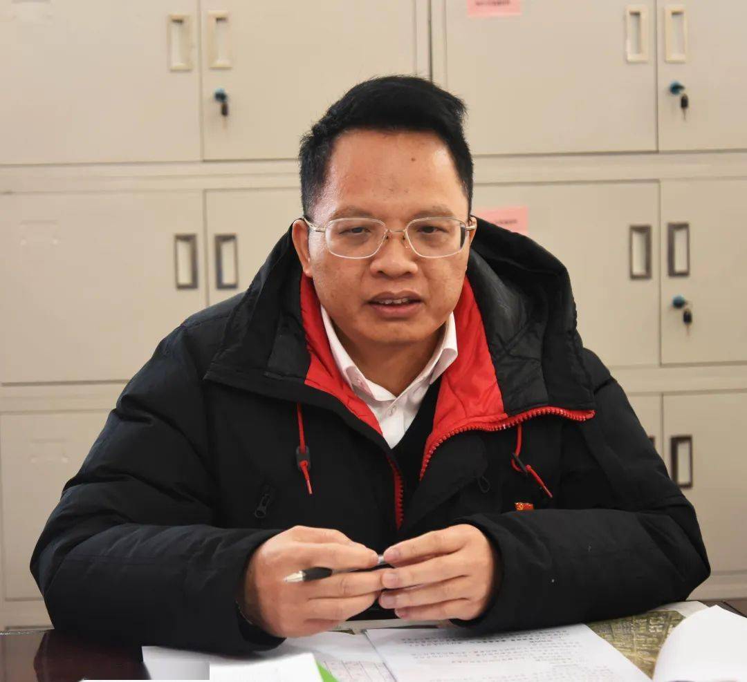 学校校长姚春讲话当天,学校校长姚春,总会计师何刚亮分别与隆安县都结
