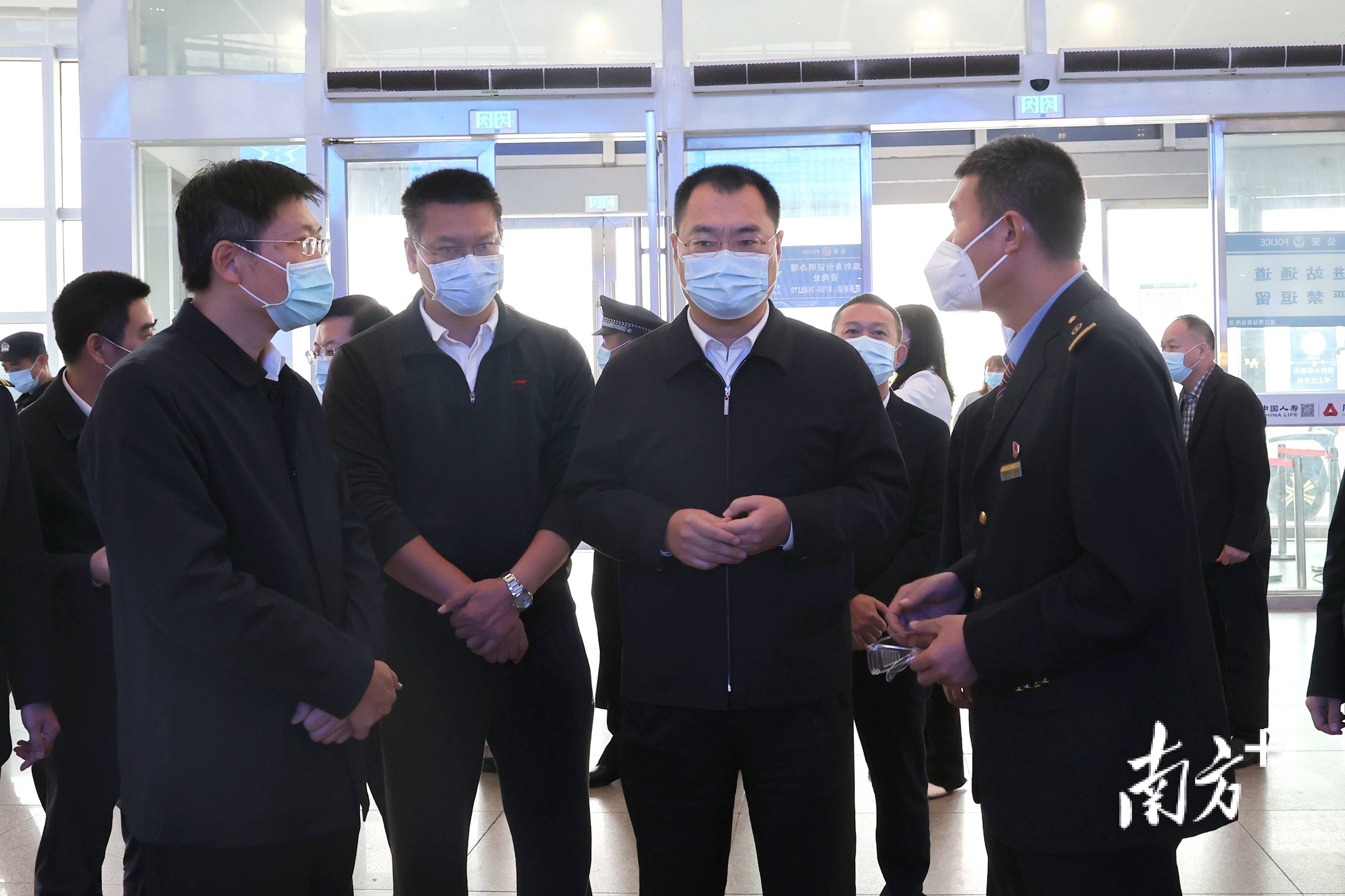 在高铁湛江西站,陈思远区长仔细检查了各项防控措施的落实情况,对出