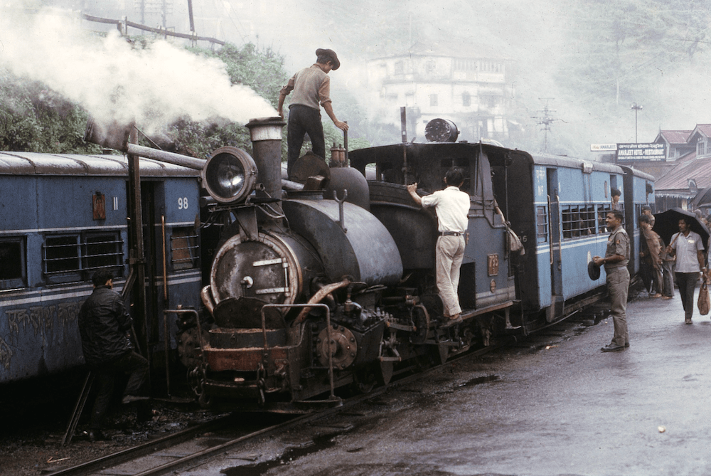穿越喜马拉雅山区，乘客在“世界遗产”铁路上吃什么？