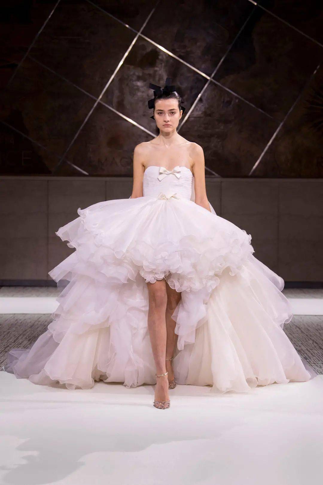 定制 【秀场】Giambattista Valli 2022 春季高级定制时装秀