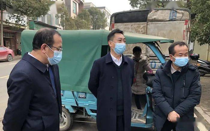 当天,黄永英首先来到枧头镇集镇市场,实地查看市场