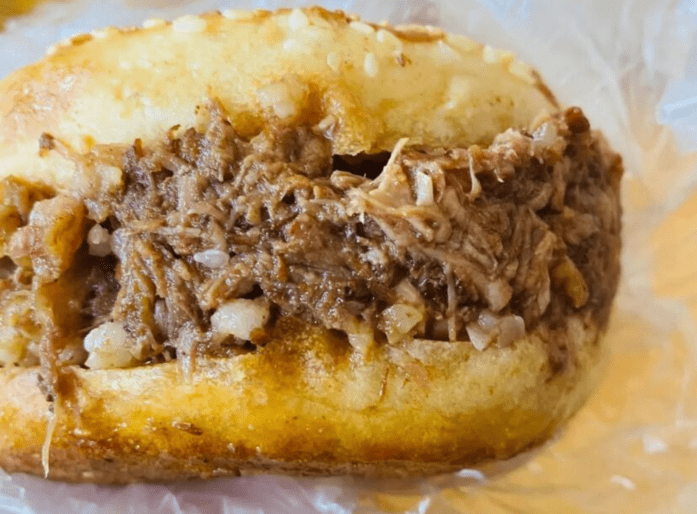 济南小镇上的牛肉火烧15块钱一个塞2两肉凌晨3点新鲜出炉