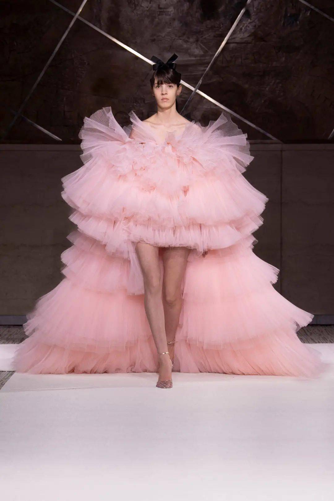 定制 【秀场】Giambattista Valli 2022 春季高级定制时装秀