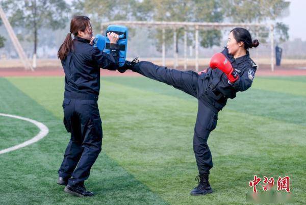 武漢:女子特警隊員冬訓忙_訓練基地_張暢_中新社