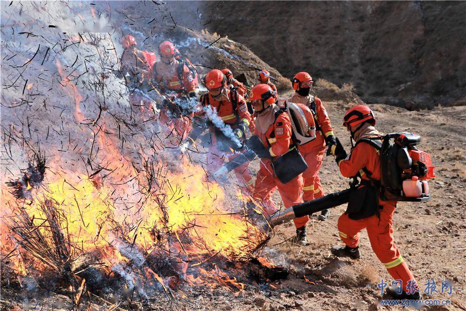 甘肃张掖防患未燃森林消防员年关灭火演练忙