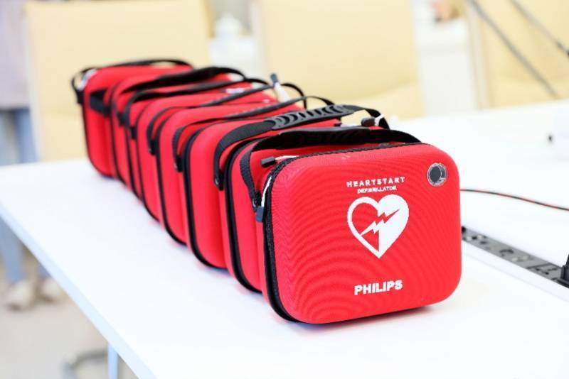 广州|四所中学获捐急救神器AED,省医专家还将上门送急救技能