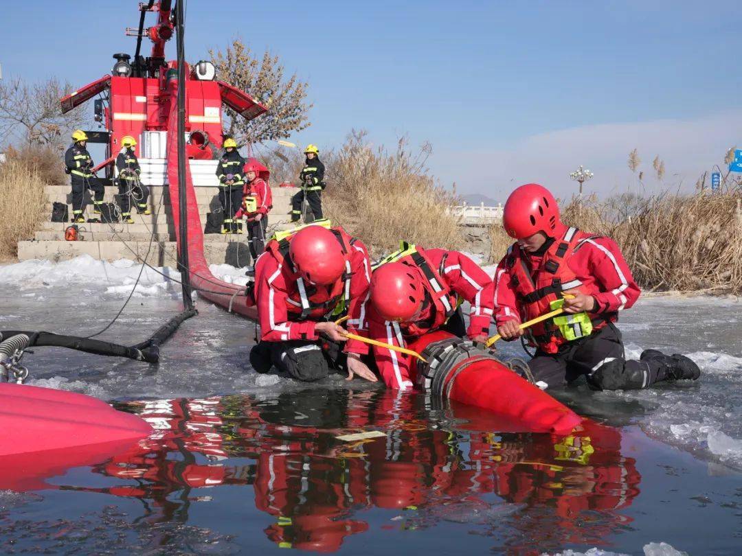 石嘴山市消防救援支队开展冬季复杂天气下远程供水系统破冰吸水测试