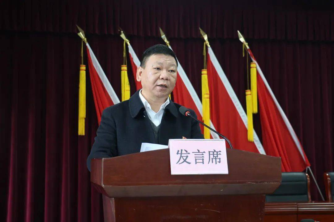 镇党委书记贾荣文代表领导班子和其个人从"坚持扛旗争先,持续推进经济