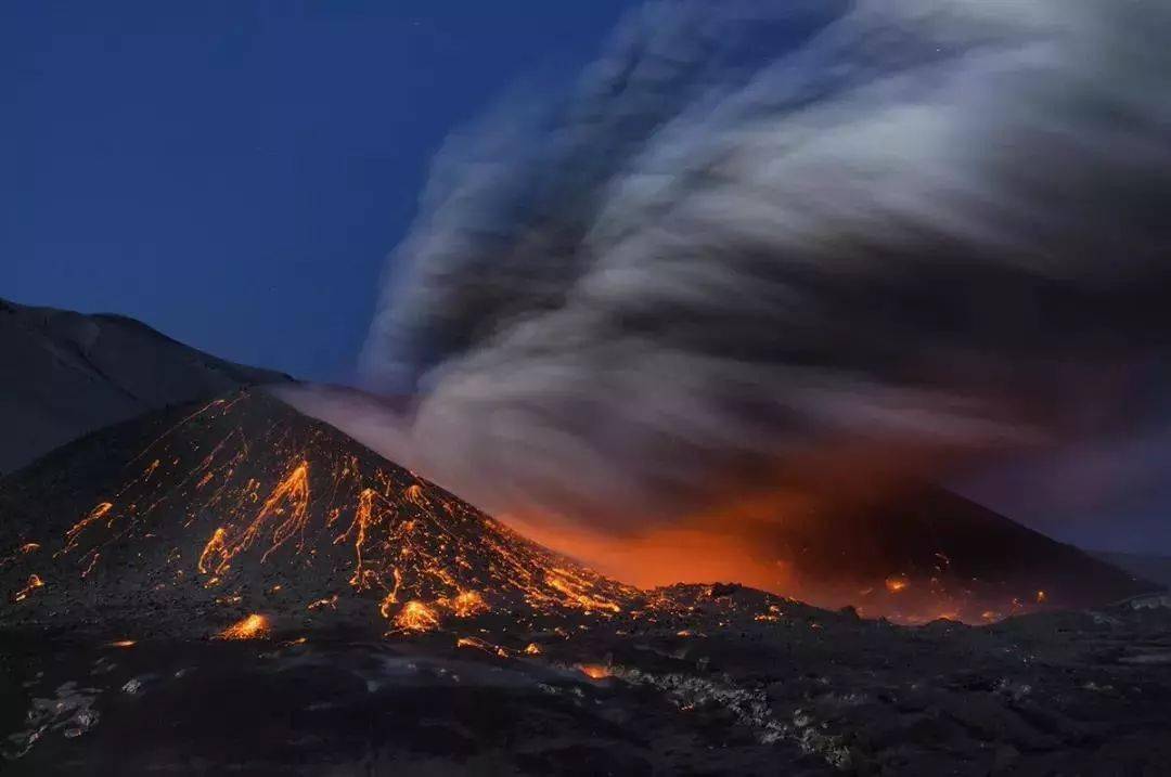 火山爆發閃電攝影師冒著生命危險拍下這些照片