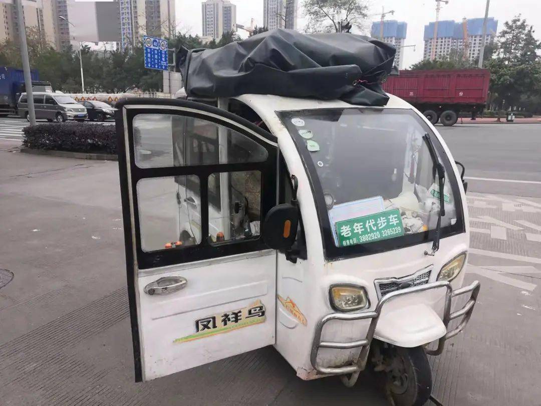 当天上午,执法人员在阳和南路开展例行检查时,一名驾驶电动三轮车的