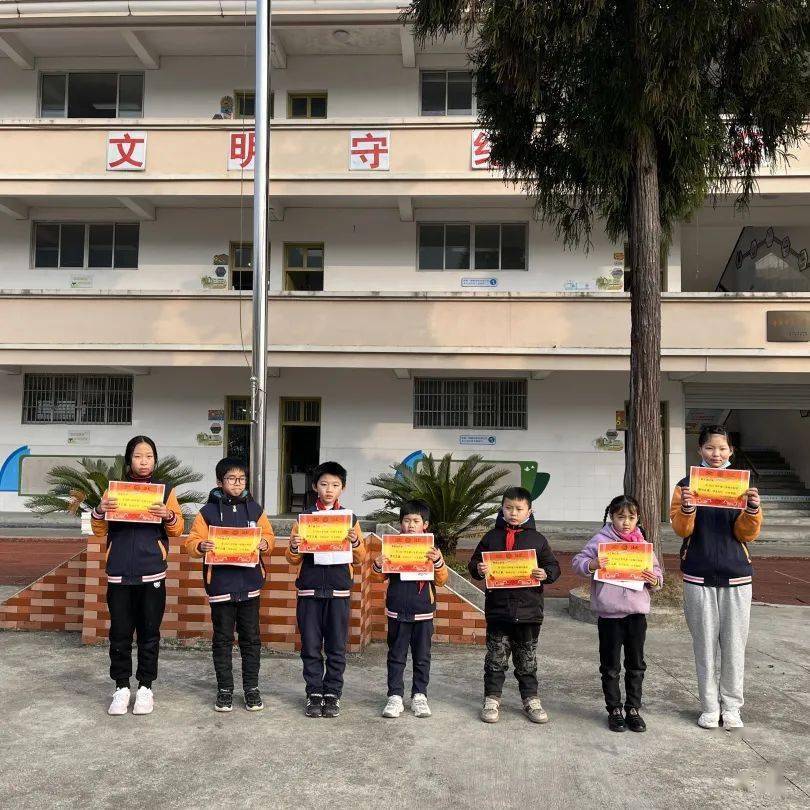 开化县杨林镇杨林小学双减助力迎新年趣味活动乐翻天