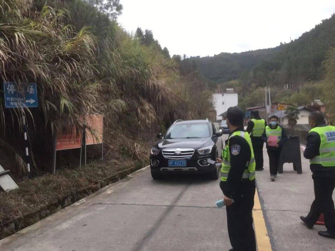 深入廊田镇实地察看g535国道王屋村路口的道路交通状况,详细了解近段