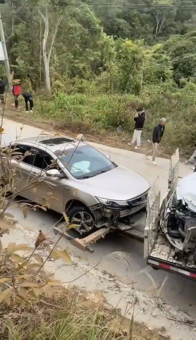 事发玉林某村发生一起两小车猛烈相撞的严重交通事故