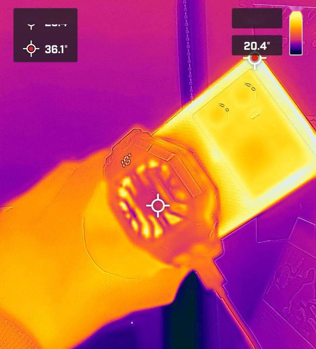 散热背夹能让骁龙8变得多强？我用3台手机试了试。