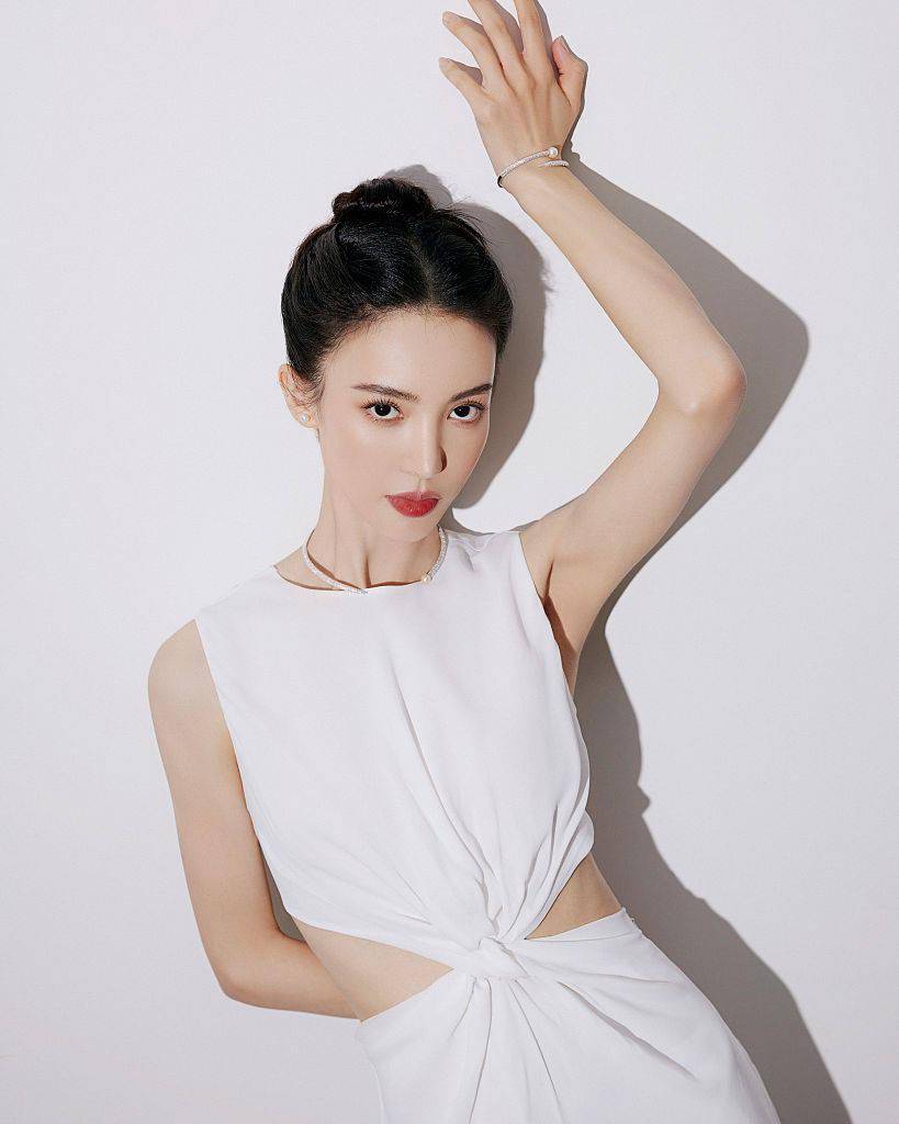 金晨优雅亮相《追光吧》总决赛 与四位队长共唱《平凡之路》