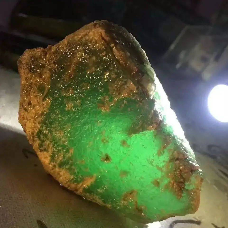 让人惊悚的翡翠赌石,5000秒变50万,这块料子让他绝地重生!_冰种晴_加工_全身