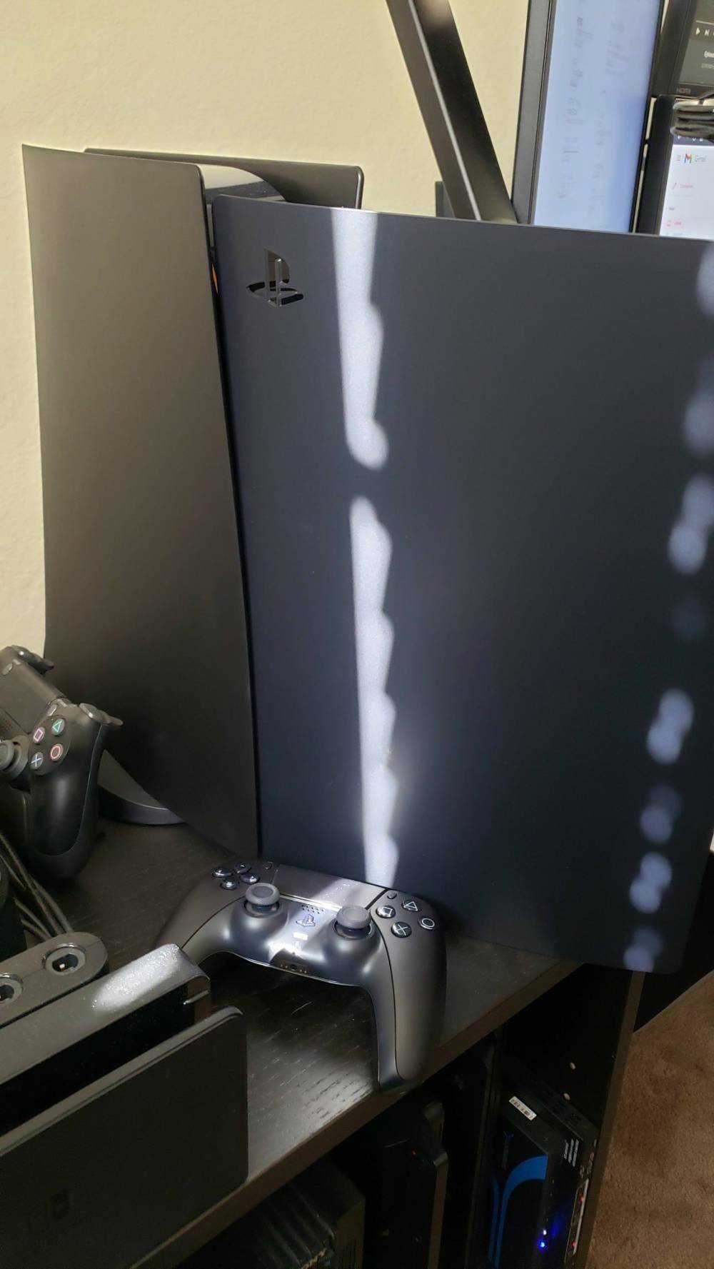 索尼 PS5 主机黑色外壳偏色？遭第三方配件商 Dbrand 无情嘲讽