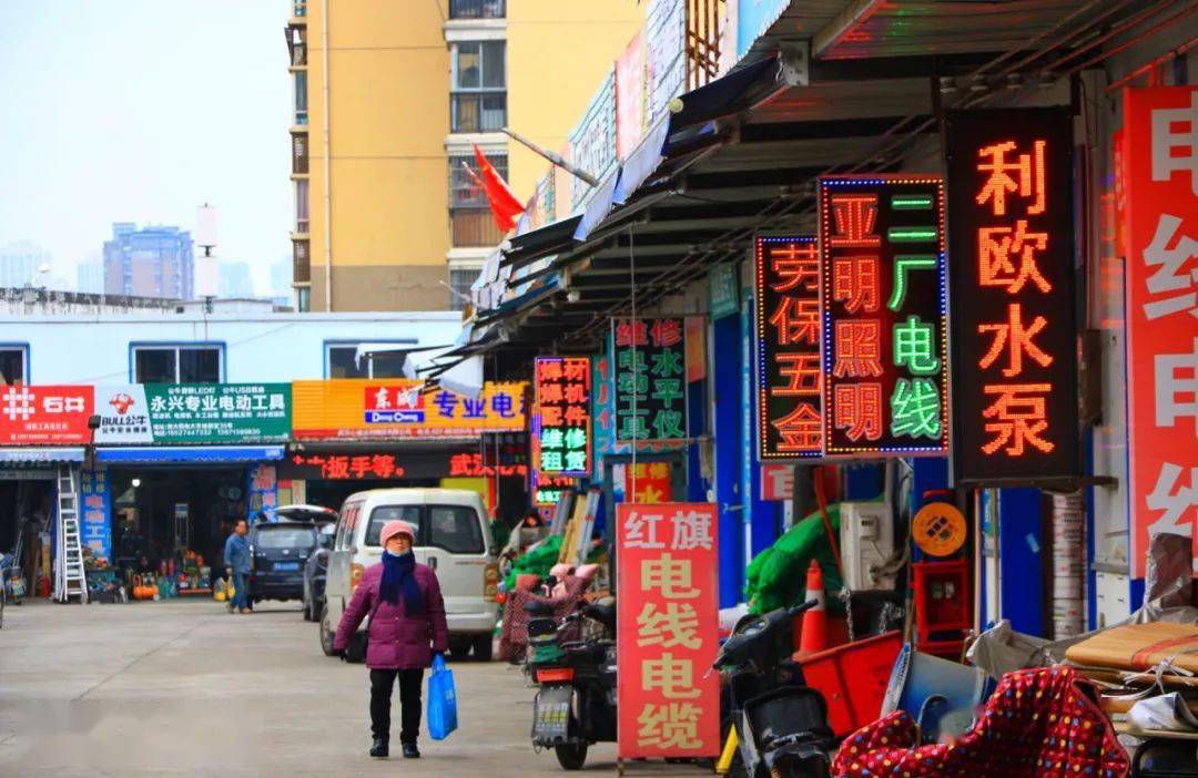 位于白沙洲的光霞果批大市场是武汉最大的水果市场,光霞离三环还有两