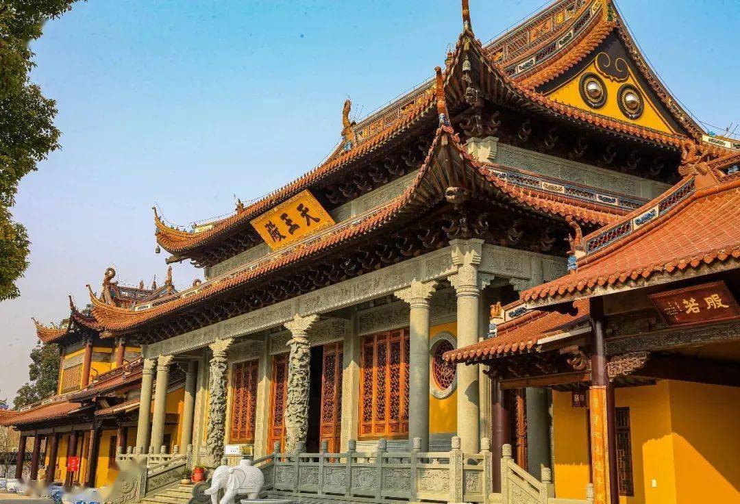 依山傍水,别具一格建筑由低渐高而北面与奉贤古城墙相连寺院外部南面