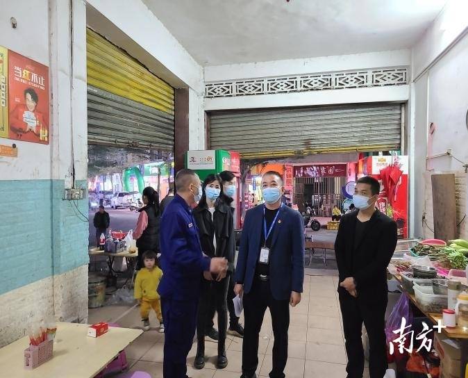 换届选举的重要意义,努力营造良好的氛围,由镇挂点领导带队深入关屋村